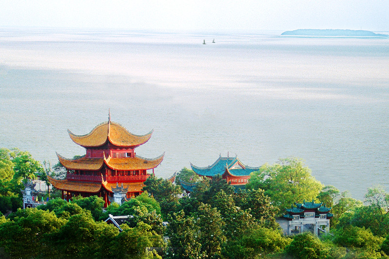 范仲淹著岳阳楼记: 先天下之忧而忧，后天下之乐而乐