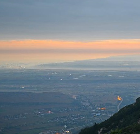 王维归嵩山作：流水如有意，暮禽相与还。