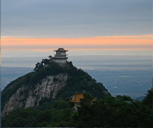 王维访终南山：欲投人处宿，隔水问樵夫。