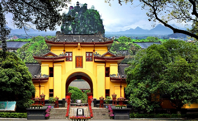 袁枚攀登独秀峰：青山尚且直如弦，人生孤立何伤焉？